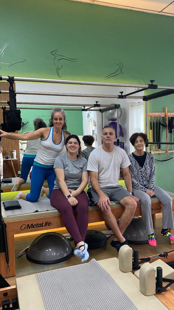 Turma de Pilates com a professora da MG Fitness